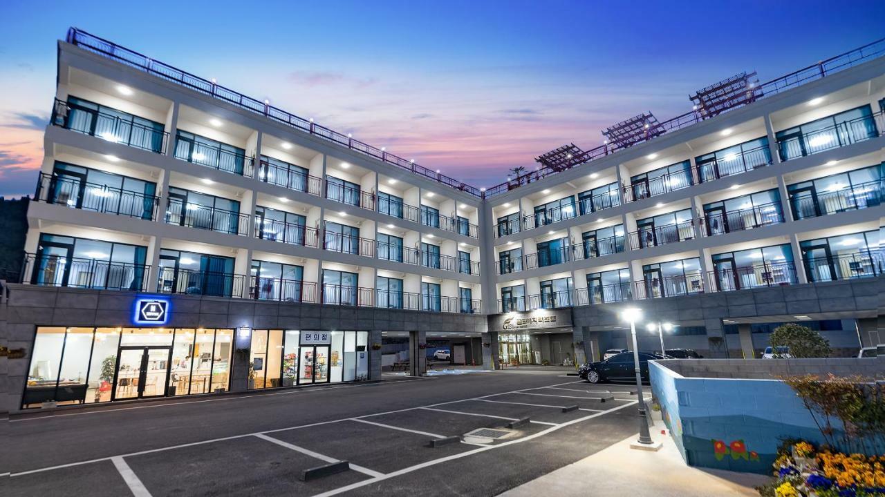 Gold Beach Resort Йосу Экстерьер фото